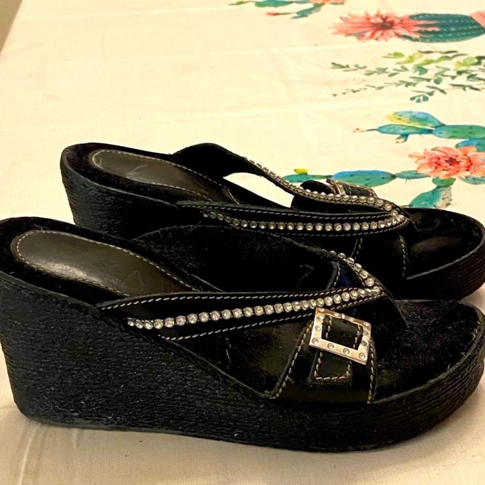 Sbicca Black Leather Bling Sandals, suede footbed.